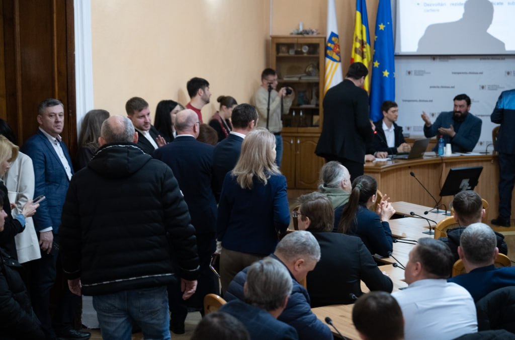 photo_5280924447105815218_y