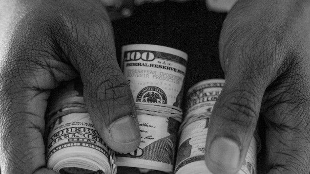 coruptie-cash-and-handcuffs