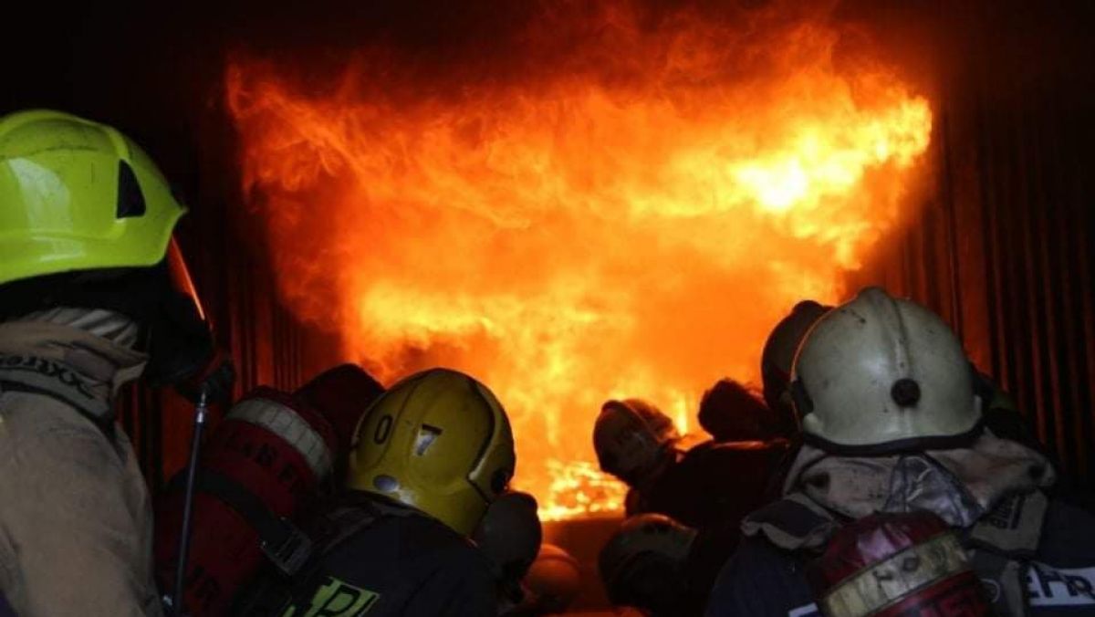 incendiu-la-o-statie-de-alimentare-din-capitala-la-fata-locului-au-interbenit-cinci-echipaje-de-pompieri-171219-1628230760