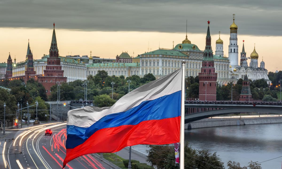 vista-de-la-bandera-nacional-de-la-federacion-de-rusia-con-vistas-al-kremlin-de-moscu-y-al-rio-moscova-al-final-de-la-tarde-en-moscu-rusia