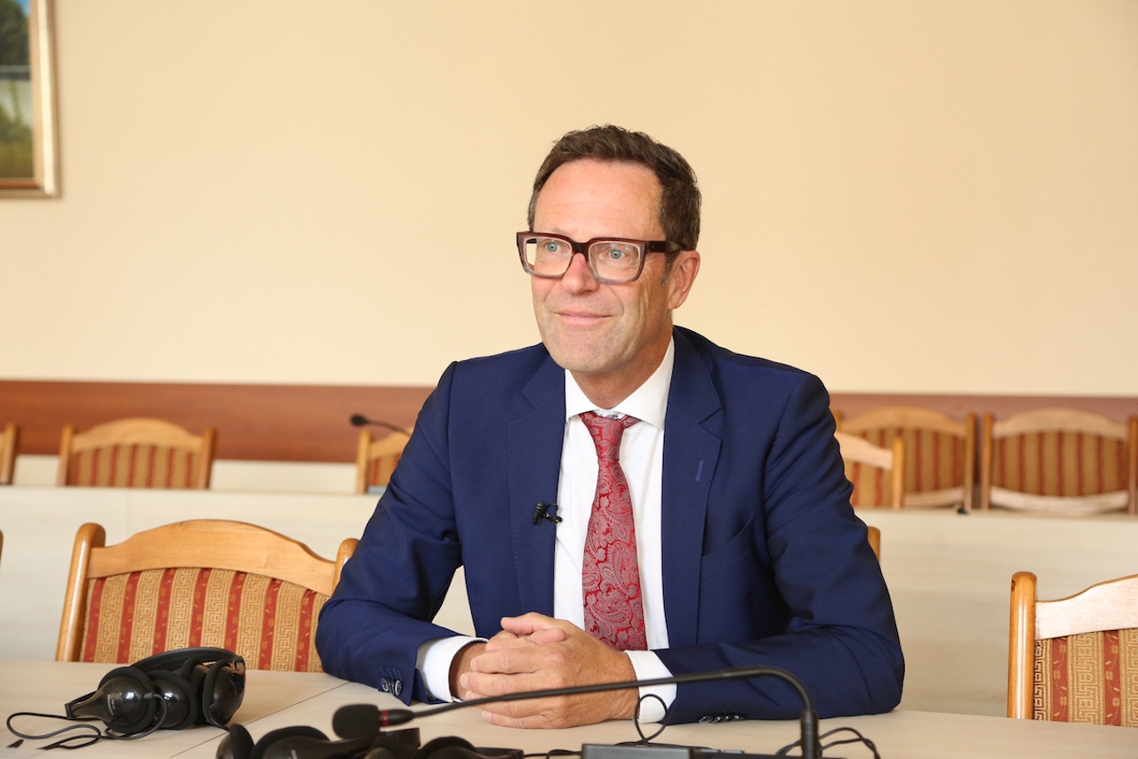 e8937c05-ed30-4e26-a41c-f740328a3d4f