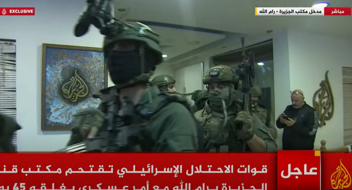 soldatii-israelieni-au-dat-buzna-in-birourile-al-jazeera-din-ramallah-ce-se-intampla-cu-personalul-si-echipamentele-de-comunicare-video