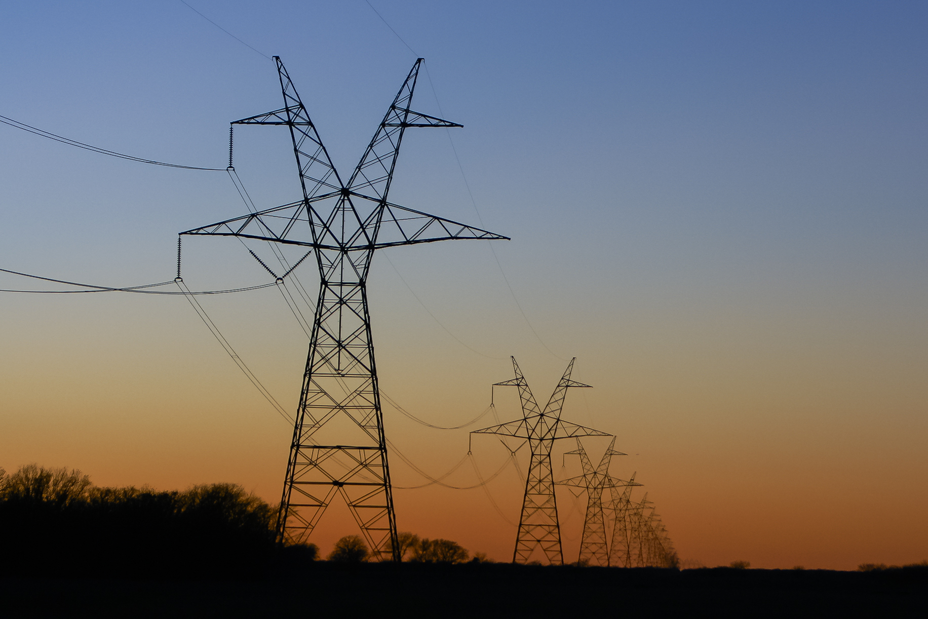 Transmission_towers_at_sunset_in_East_Texas