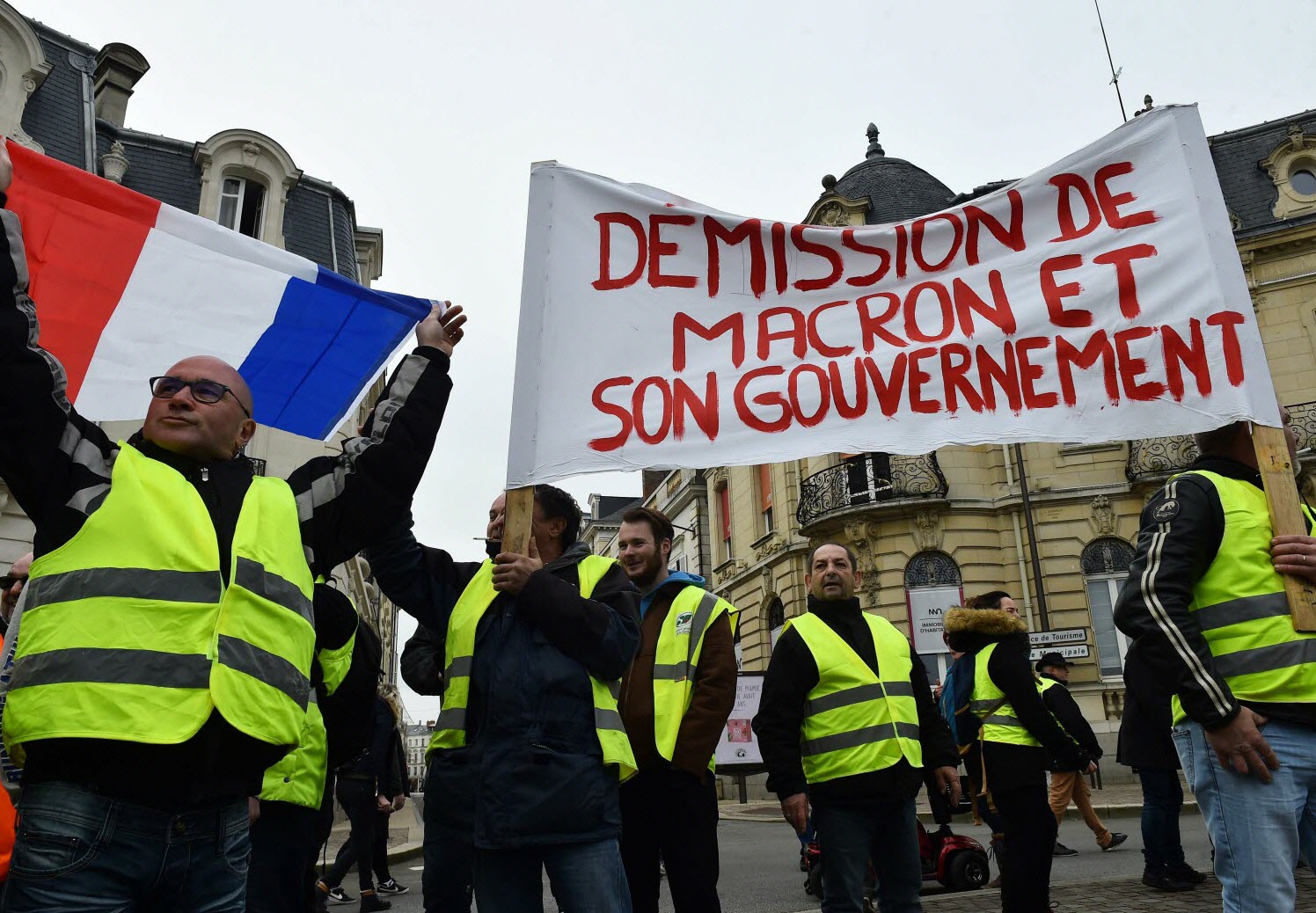 au-mans-ce-samedi-des-manifestants-revigores-au-son-d-un-meme-slogan-macron-demission-photo-jean-francois-monier-afp-1547329142