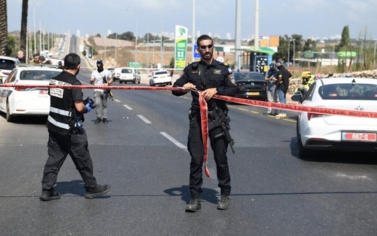 kfar-yona-atac-cu-masina-statie-de-autobuz-tw