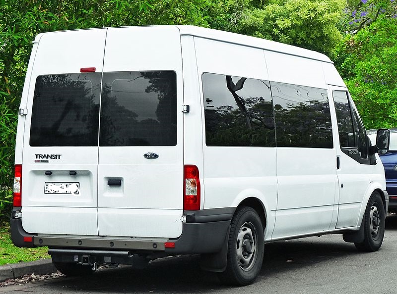 2006-2011_Ford_Transit_(VM)_140_T330_van_(2011-11-18)_02