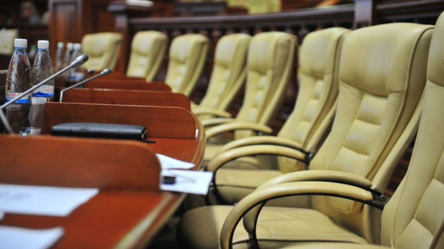 fotoliu-Parlament-900x505