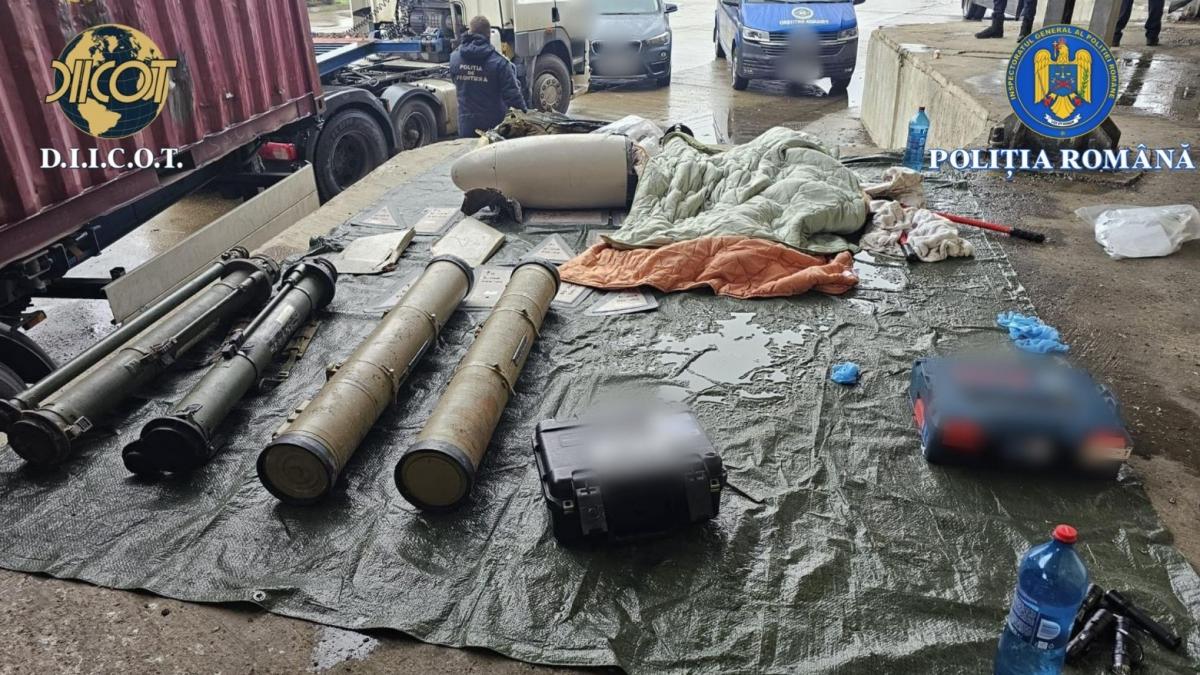imagini-cu-armamentul-din-camionul-oprit-la-vama-albita-diicot-munitia-declarata-in-acte-ca-fier-vechi-urma-sa-ajunga-in-israel-1025313