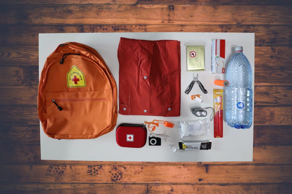 kit-de-urgenta-in-caz-de-cutremur-1024x683