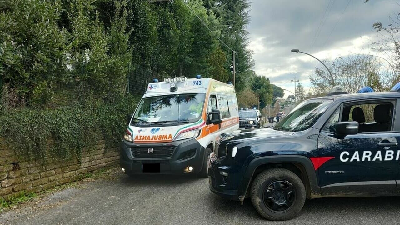Carabinieri e ambulanza 118-3
