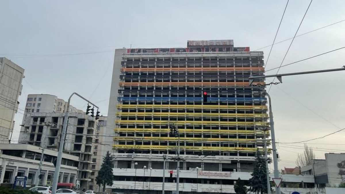 cladirea-fostului-hotel-national-din-capitala-vopsita-peste-noapte-in-culorile-panglicii-sf-gheorghe-181098-1650437374