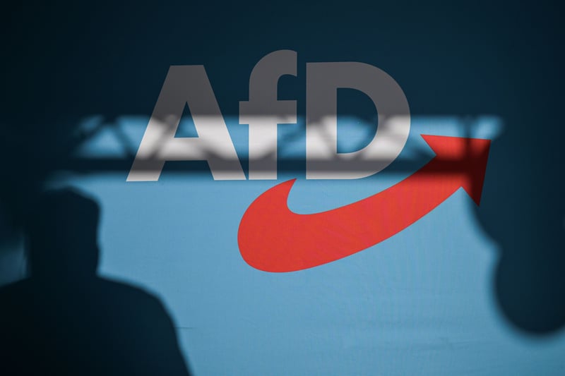 archiv-08082024-thueringen-bad-salzungen-ein-redner-wirft-einen-schatten-auf-die-buehnenrueckwan