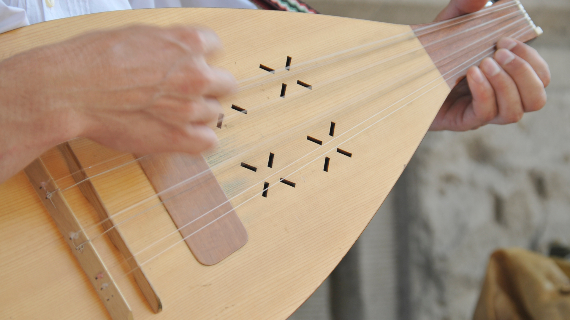 cantat-la-cobza-shutterstock