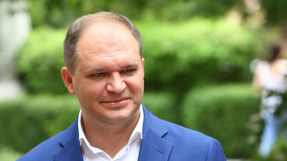 video--ion-ceban-asteapta-rezultatele-alaturi-de-igor-dodon-si-mama-sa-la-sediul-psrm-asteptam-cu-toata-lumea-46177